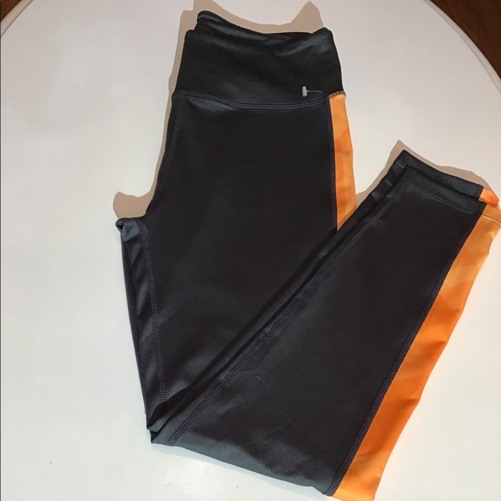 Leggings Orange theory size M.